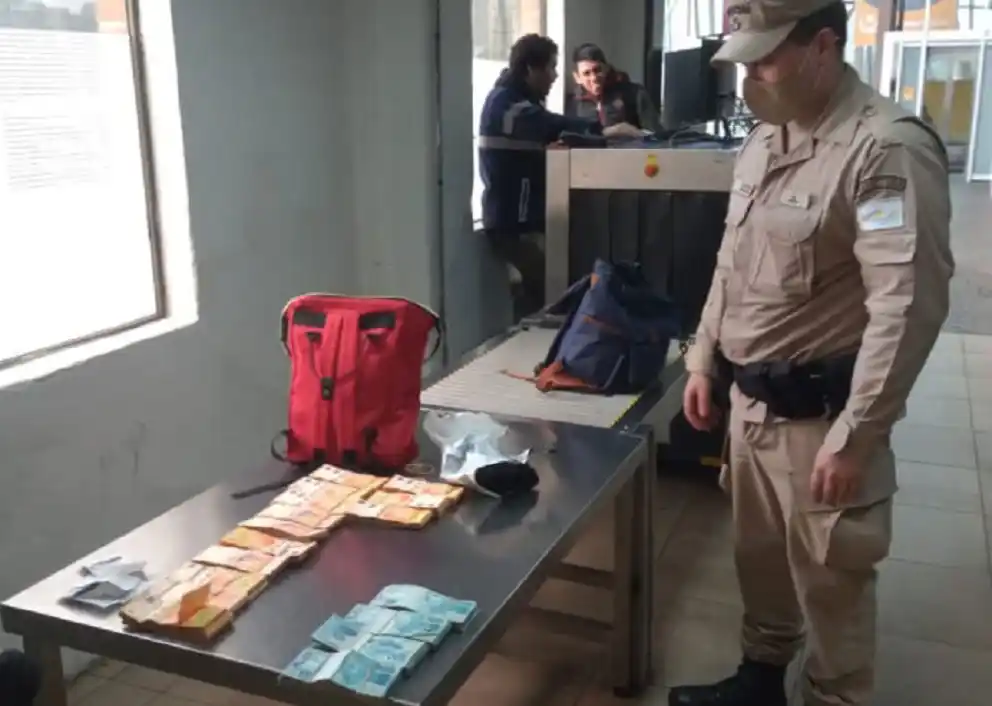Tres personas intentaron salir del país con una gran cantidad de dinero en efectivo