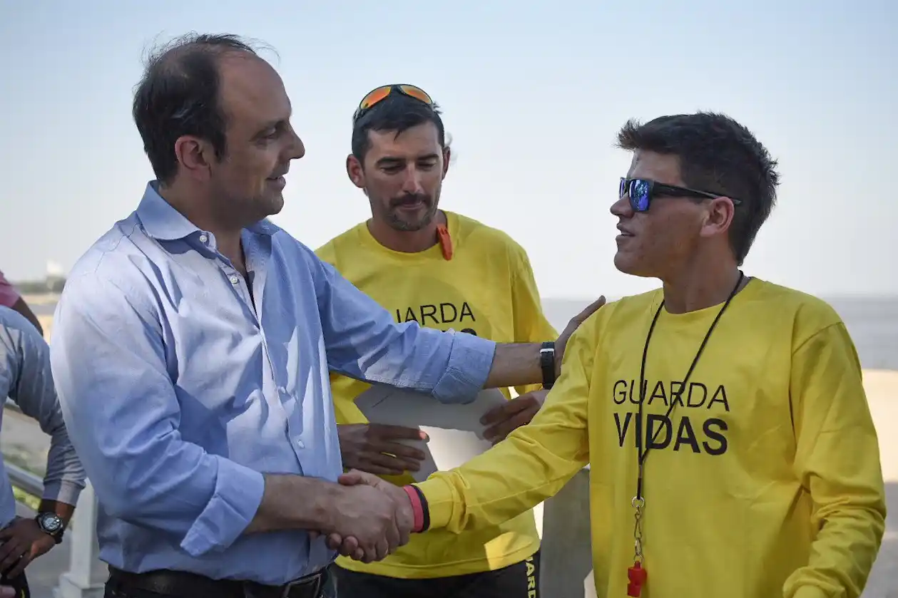 Reconocen a guardavidas que salvaron a dos remeros