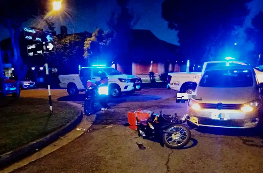 Trasladan con golpes a delivery tras una colisión de su moto con un auto