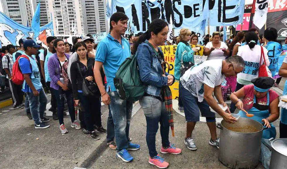 La canasta de pobreza subió solo en diciembre casi un 25%.
