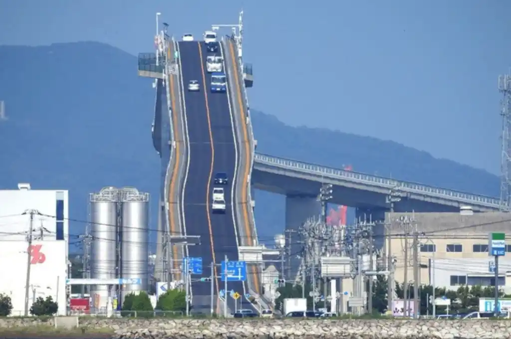 La altura máxima fue diseñada para permitir el paso de grandes embarcaciones.