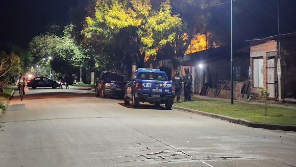 Barrio Barranquitas: fuerte operativo policial en busca del autor de un disparo con escopeta contra una familia