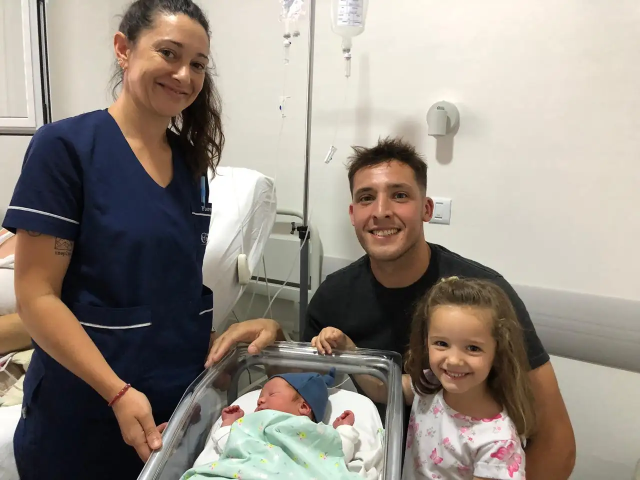 Julián nació a las 6:23 del 1 de enero en la Clínica Chacabuco. En la foto, parte de la familia con la enfermera Florencia Martínez.