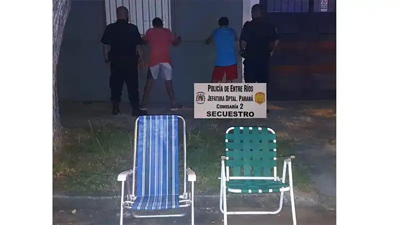 Paraná: Iban corriendo por la calle con dos sillones
