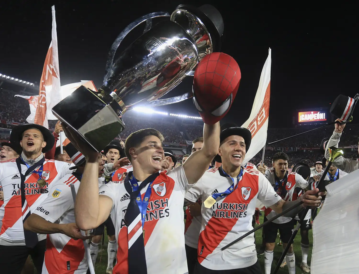 Julián Álvarez, goleador del torneo, levantando la copa.