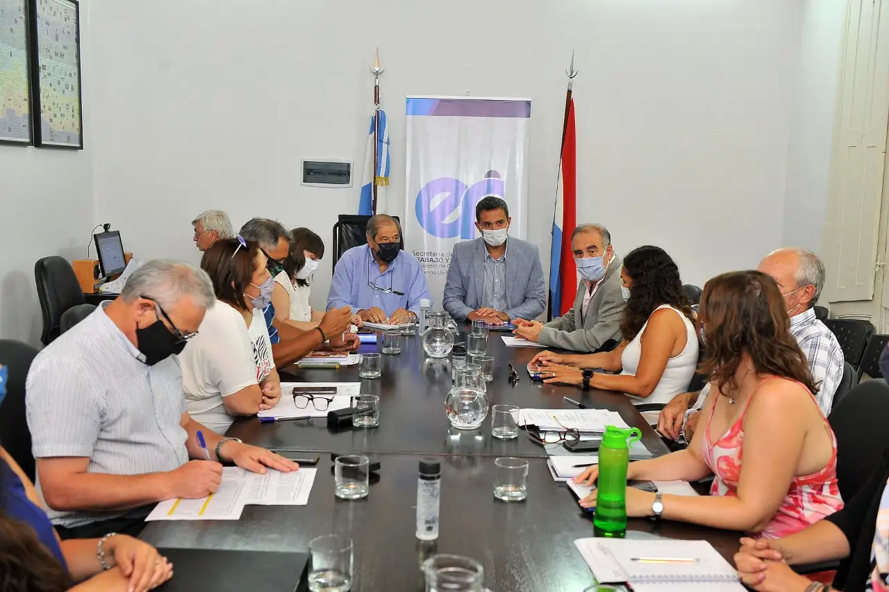 La provincia propuso a los gremios docentes y estatales un aumento del 45,45 %