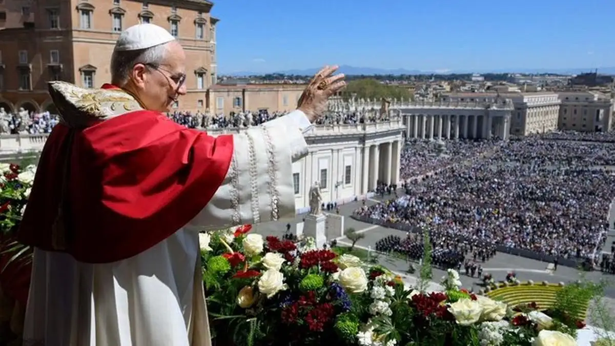 El papa León XIV durante su primera misa de Pascua.