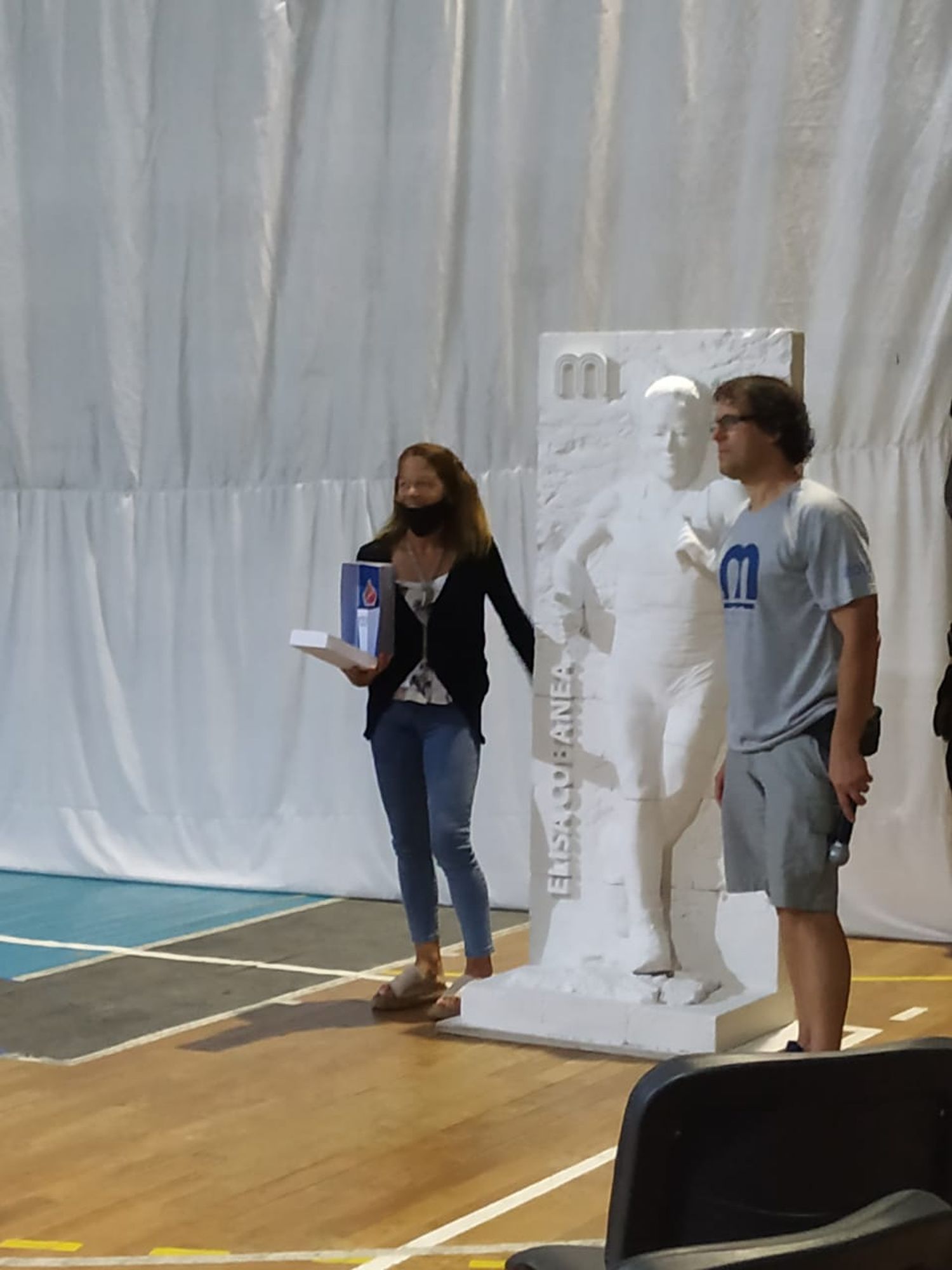 Elisa Cobanea tiene su estatua en el museo. Posando con Mariano Mazzuchelli, director y fundador de ese espacio.