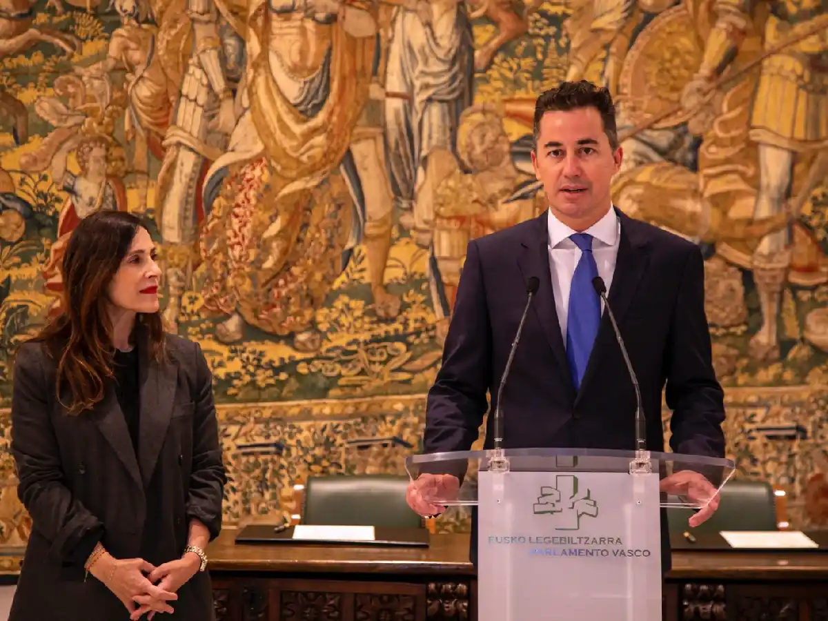Manuel Calvo firmó un convenio con la presidenta del Parlamento Vasco
