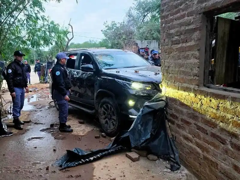 Una camioneta se incrustó en 
una vivienda y hay tres lesionados