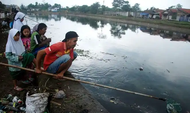 Creyó haber pescado un ejemplar enorme: era un cadáver putrefacto