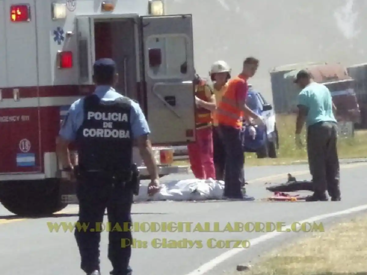 Murió con su bebé al chocar la motocicleta contra un camión