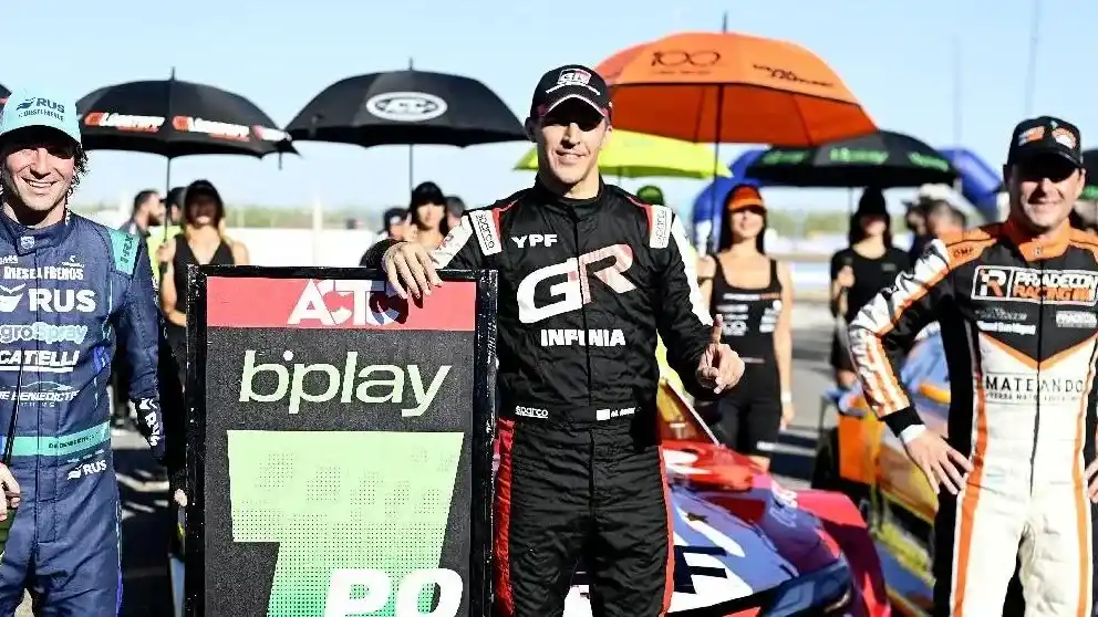 Rossi con el 1, flanqueado por De Benedictis y Ledesma.