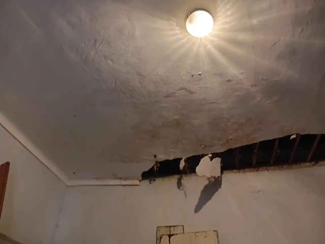 El temporal afectó parte del techo del subcomité Quequén de la UCR