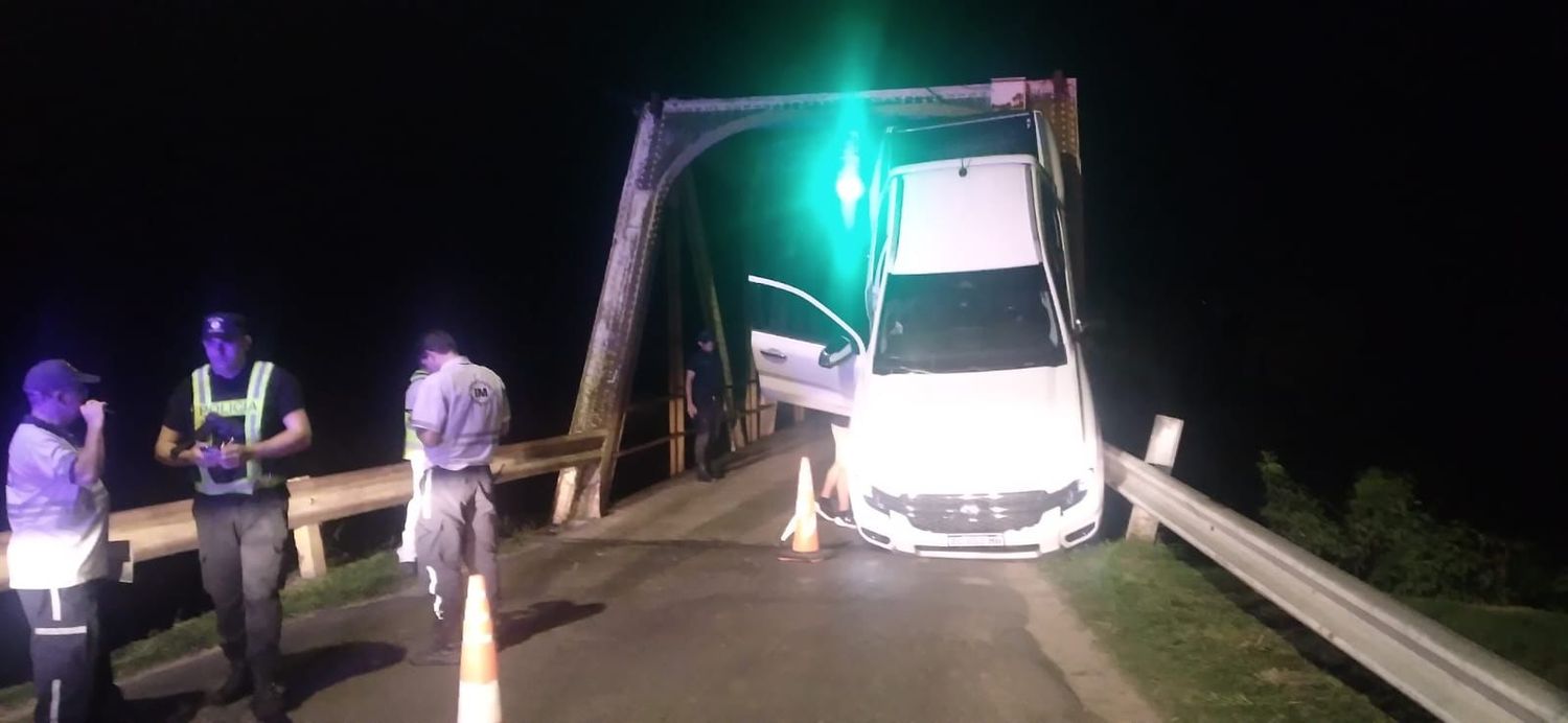 Un conductor terminó con su camioneta sobre la baranda del puente