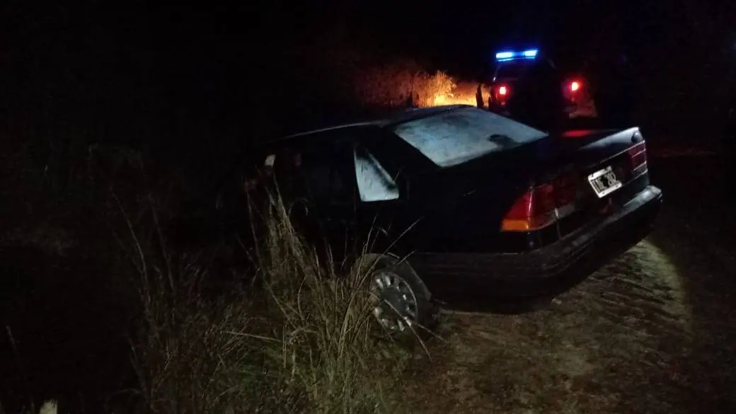 Un automóvil rescatado por los bomberos luego de un accidente
