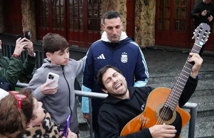 La historia de los santafesinos que le cantaron un chamamé a Lionel Scaloni en su casa: "Nos sorprendió muchísimo"