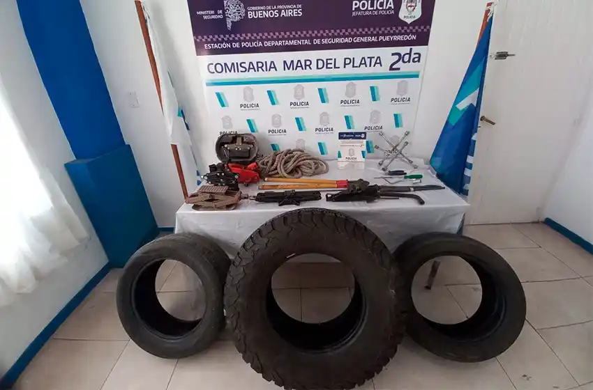 Allanaron tres domicilios y secuestraron un "arsenal" de herramientas para robar ruedas