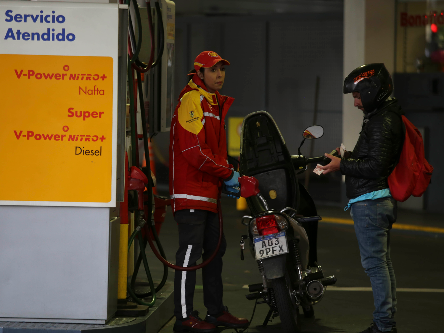 Axion y Shell aumentan 2,50% las naftas y 1,80% el gasoil