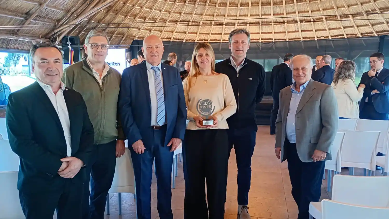 Raúl Cipollone, presidente de la Cricex; Hugo Malpassi; Guillermo Beccani, secretario de Desarrollo Industrial provincial; Luciana Rossi, con la Distinción al Mérito Industrial en sus manos; Pablo Letcher; y Luis Marcelini (Industrias Marcelini). Foto: Gentileza