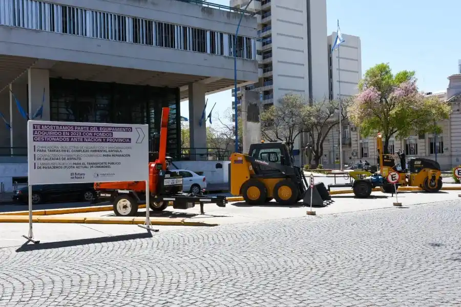 Como es costumbre los nuevos vehículos se exponen frente al edificio municipal