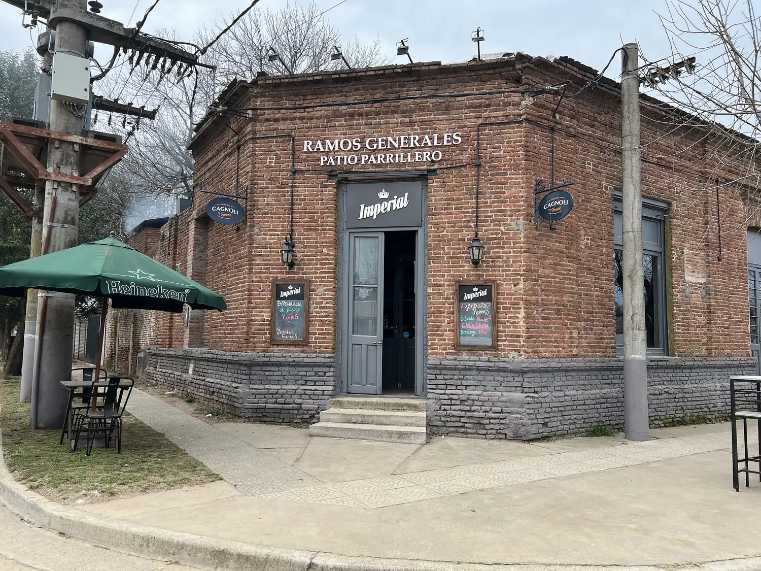 Un bellísimo patio parrillero que guarda la esencia del pueblo entre sus paredes.