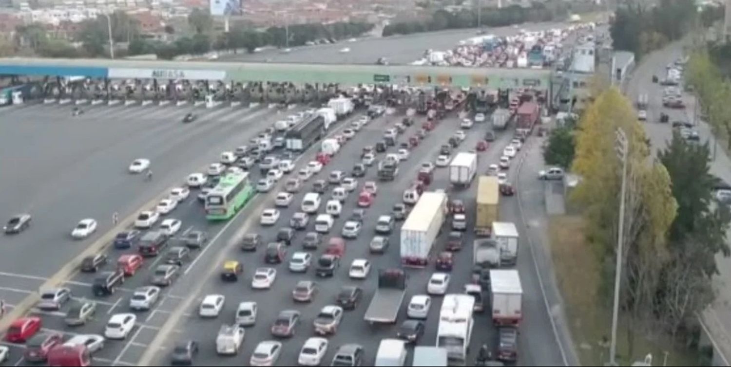 Transportistas liberan el bloqueo de tránsito en la autopista Buenos Aires-La Plata