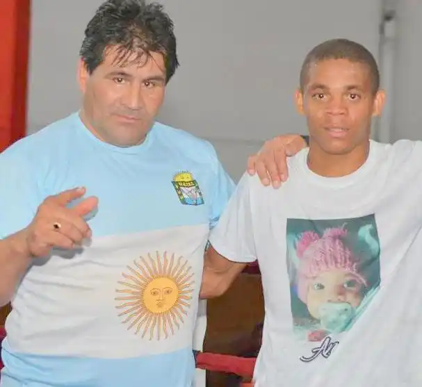 José Arias Olivo hará su  debut en el profesionalismo