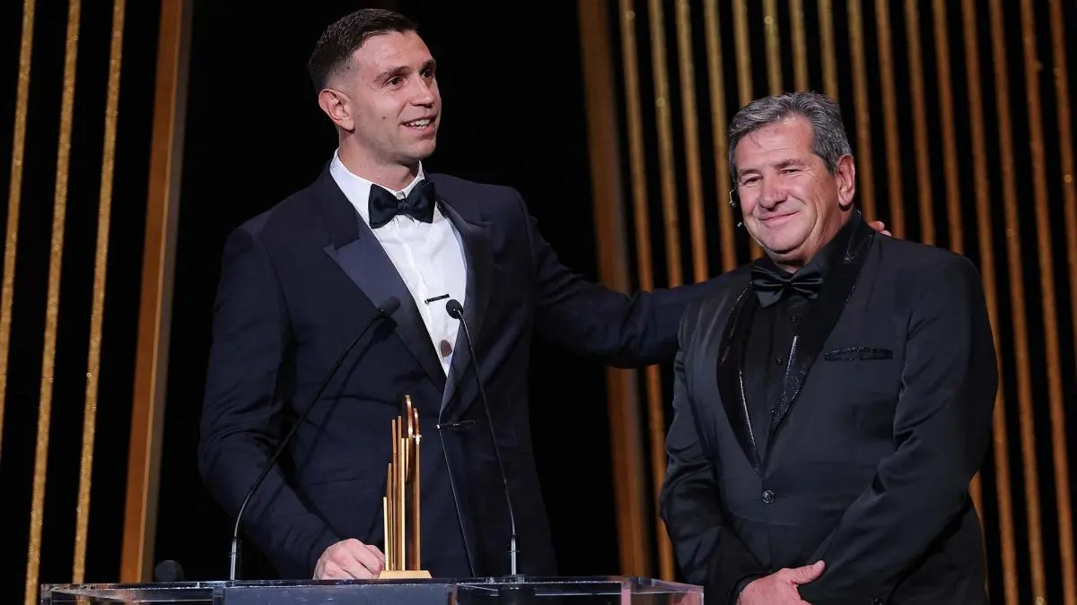 El “Dibu” Martínez ganó el premio al mejor arquero en el Balón de Oro