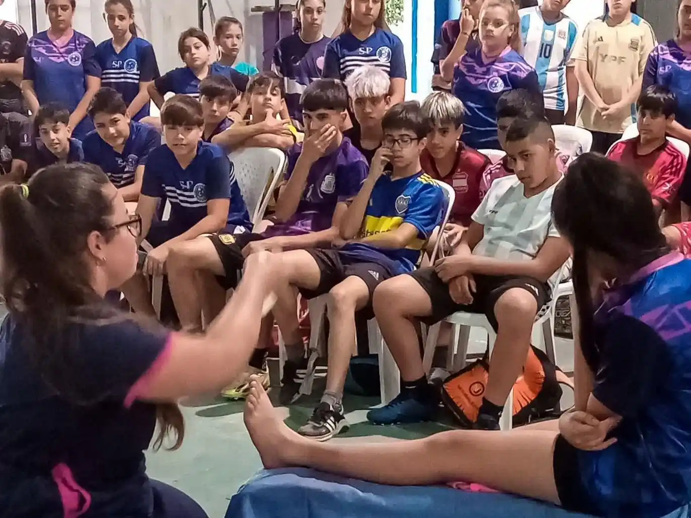 Capacitaron a jóvenes deportistas en vendaje y prevención de lesiones