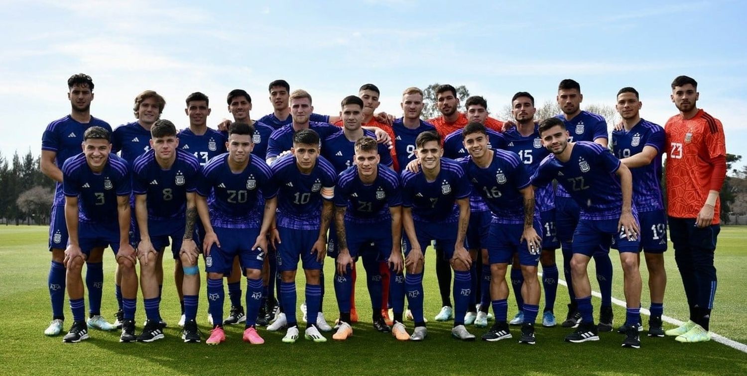 El grupo completo del sub 23 en el predio de Ezeiza, con la ilusión puesta en el Preolímpico y en París 2024.