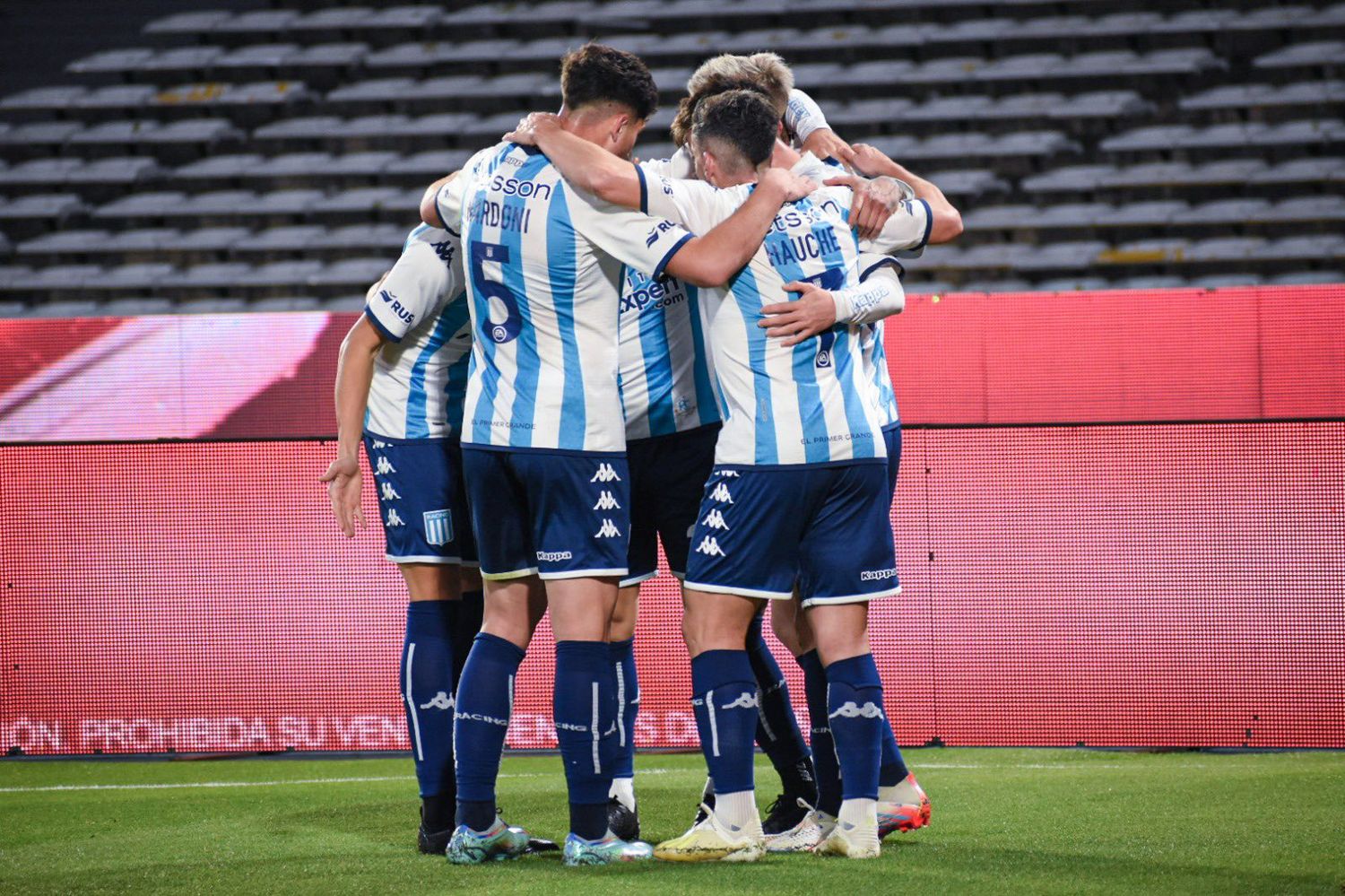 Racing se abrazó a la victoria.