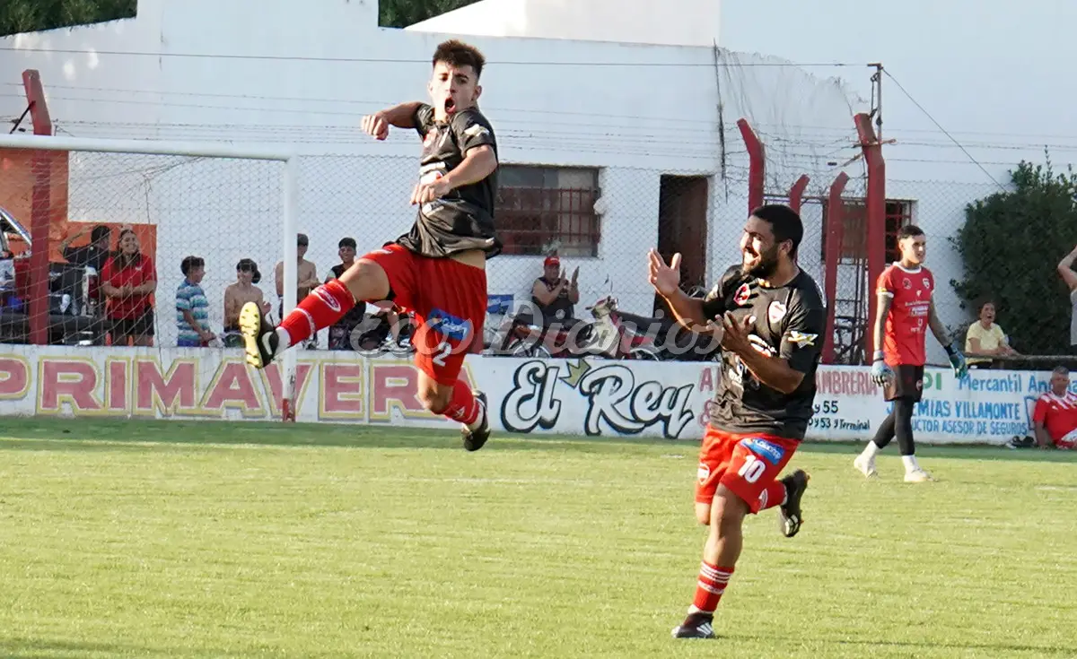 Festejo de gol de Gian Luca Forte, tras convertir un golazo para el 3 a 1 parcial
