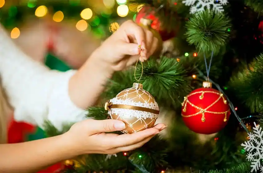 Llegó el momento de armar el arbolito de Navidad: ¿cuánto nos cuesta?