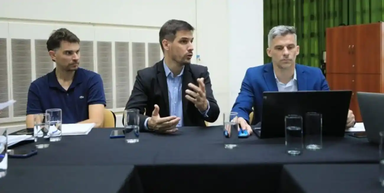 Participaron el secretario de Infraestructura, Servicios y Ambiente del municipio, Nicolás Asensio; la subsecretaria de Desarrollo Urbano y Metropolitano, María Emilia Vidal y sus respectivos equipos. Por parte de la provincia, estuvieron el secretario General, Marcos Renna; el subsecretario de Planificación Estratégica, Marcelo Mántaras; la secretaria de Coordinación Técnica, Andrea Arrieti.