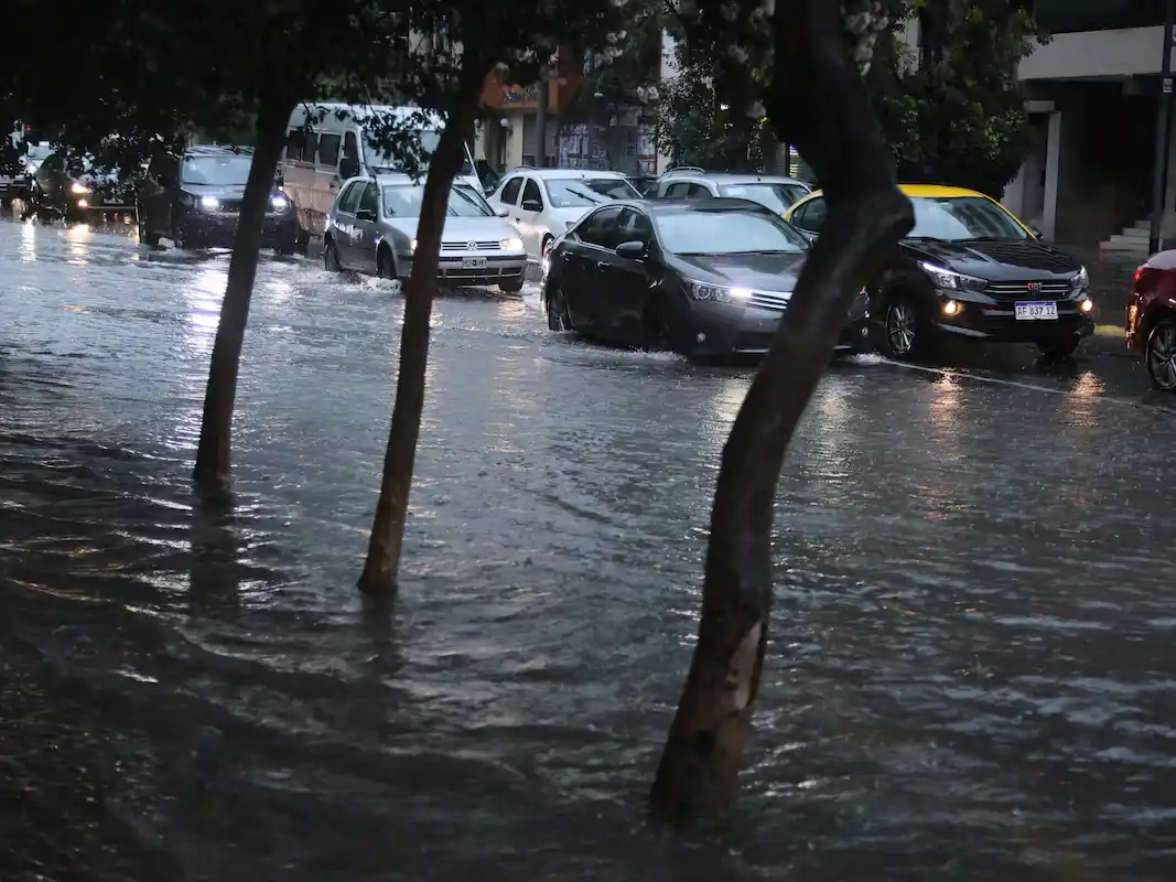 Fuerte temporal en el AMBA: calles inundadas y autos bajo el agua
