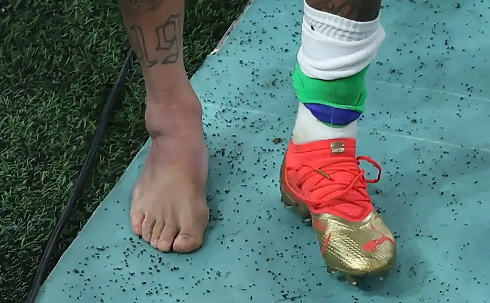Neymar se retiró del campo de juego con el tobillo derecho inflamado