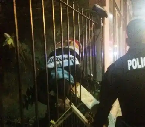 Ezpeleta: Quiso asaltar una casa y se quedó atascado en la reja 