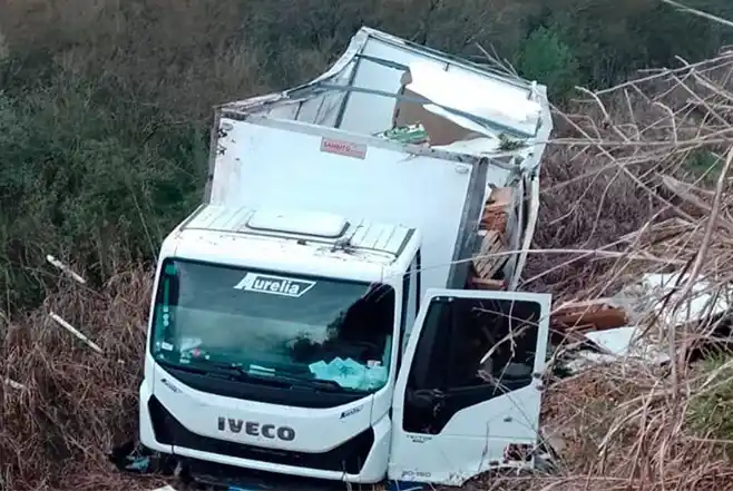 Un camión despistó y volcó en una curva pronunciada: el motivo del accidente