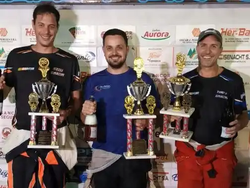 Agustín Bonomo, el ganador en el podio junto a Ezequiel García y Mariano García.Foto:Diarile El Tiempo