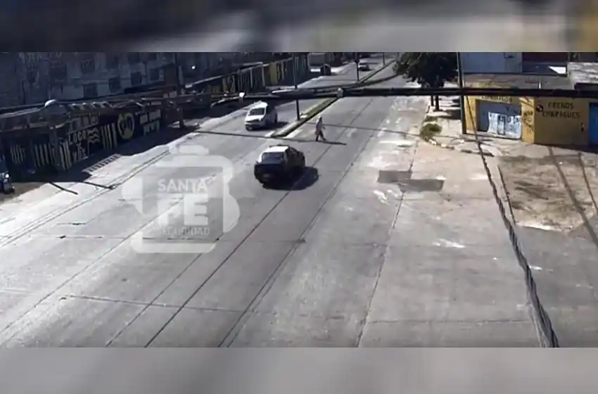 Video: taxista se distrajo al volante y pasó por arriba a un hombre de 64 años