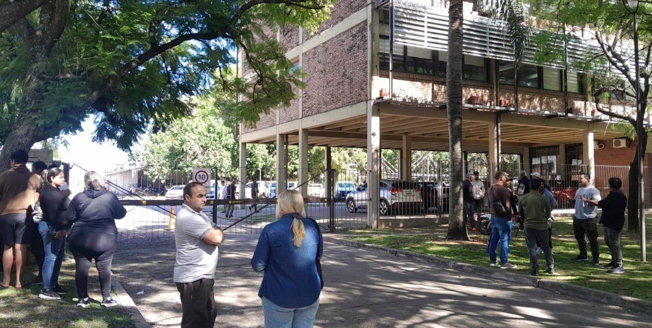 Funcionarios del Ministerio de Ambiente y de Producción analizaron la situación del río Paraná.