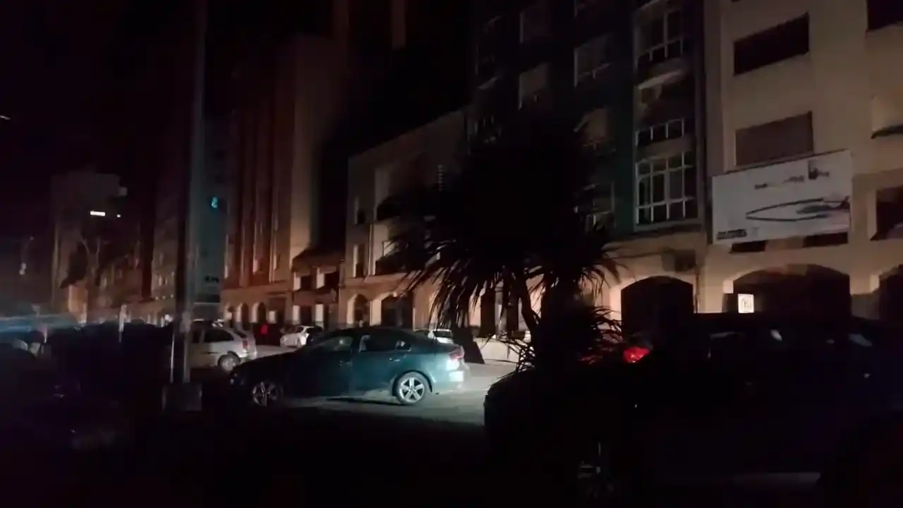 Vecinos en alerta por el corte de luz en Necochea y Quequén: "parecía una boca de lobo cuando los jóvenes volvían de bailar"