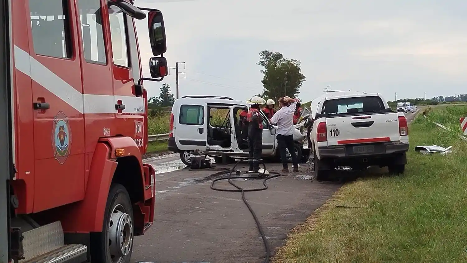 Tremendo choque frontal entre dos camionetas en la Ruta Nº 20: un conductor resultó gravemente herido