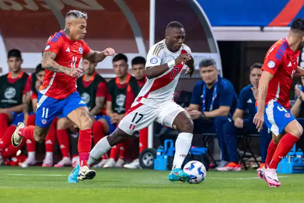 Advíncula se lesionó el tendón de Aquiles
