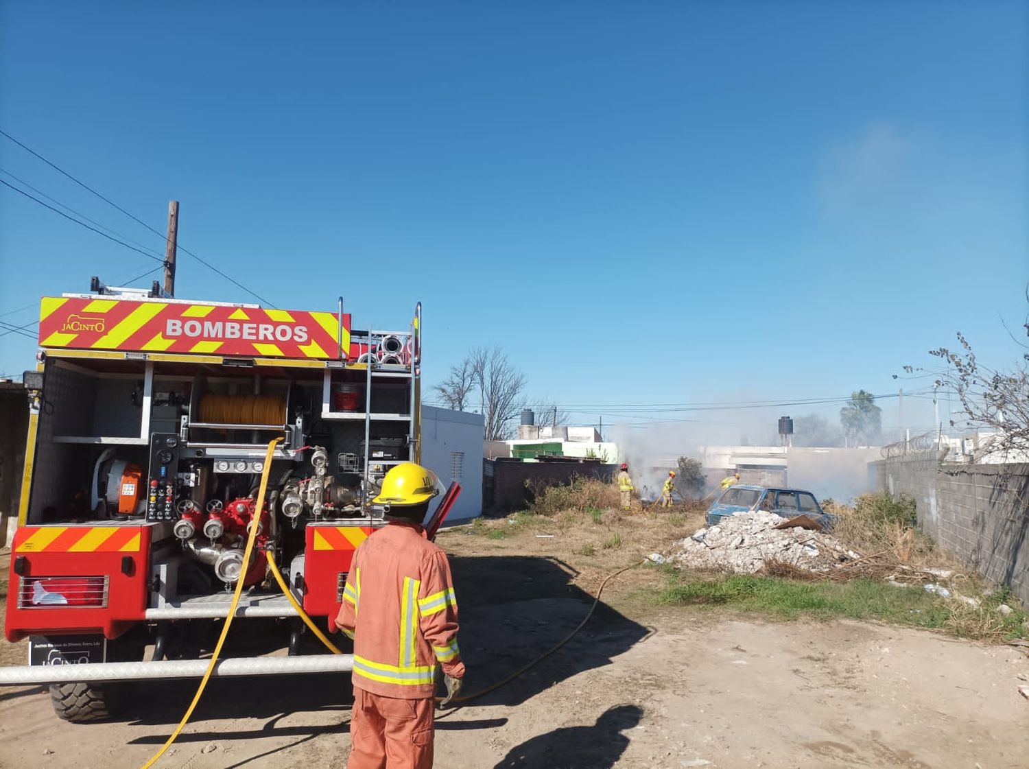 Los bomberos combatieron un incendio en un lote baldío