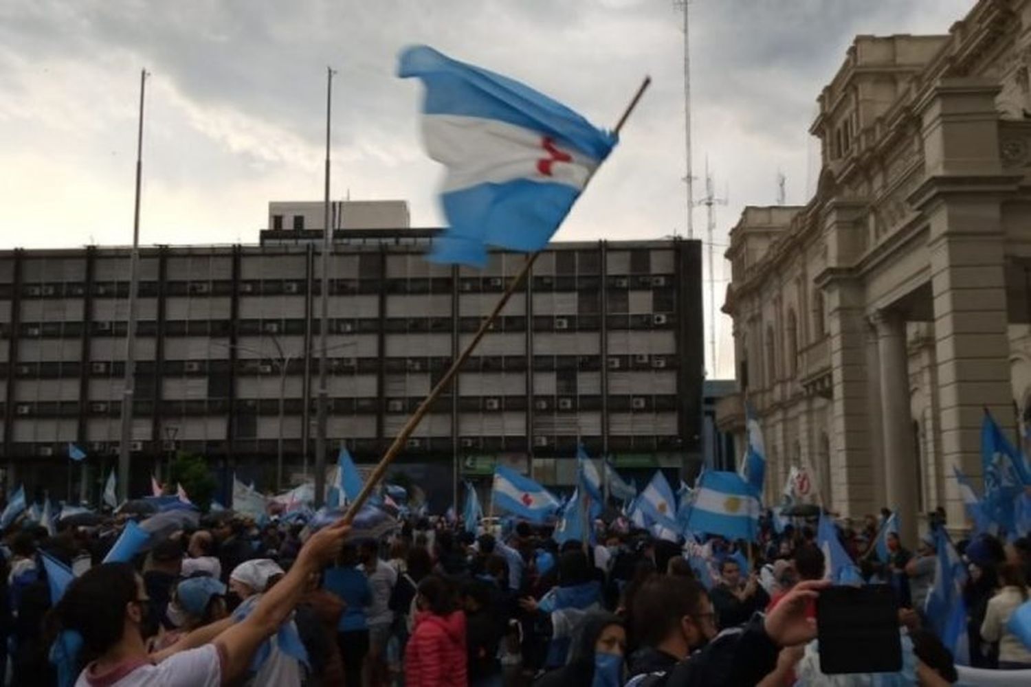 La marcha de los "pro vida" apuntó contra los senadores Edgardo Kueider y Stella Olalla