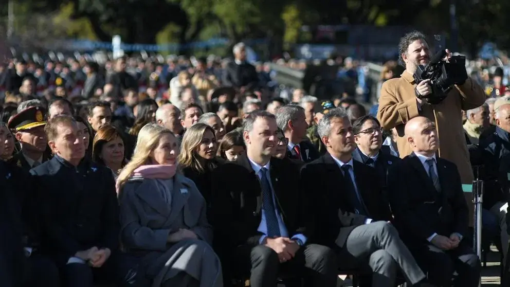 Adorni sentado en primera fila.