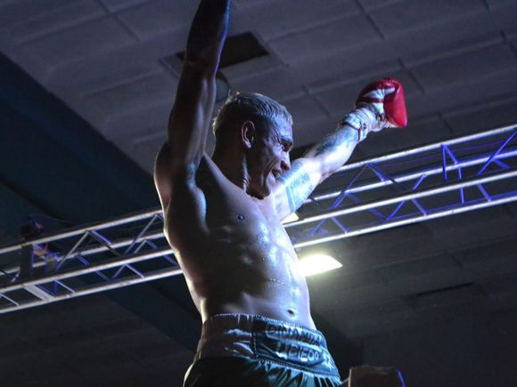 Boxeo: Laureano Ubiedo resistió y se llevó la victoria en el Estadio Municipal