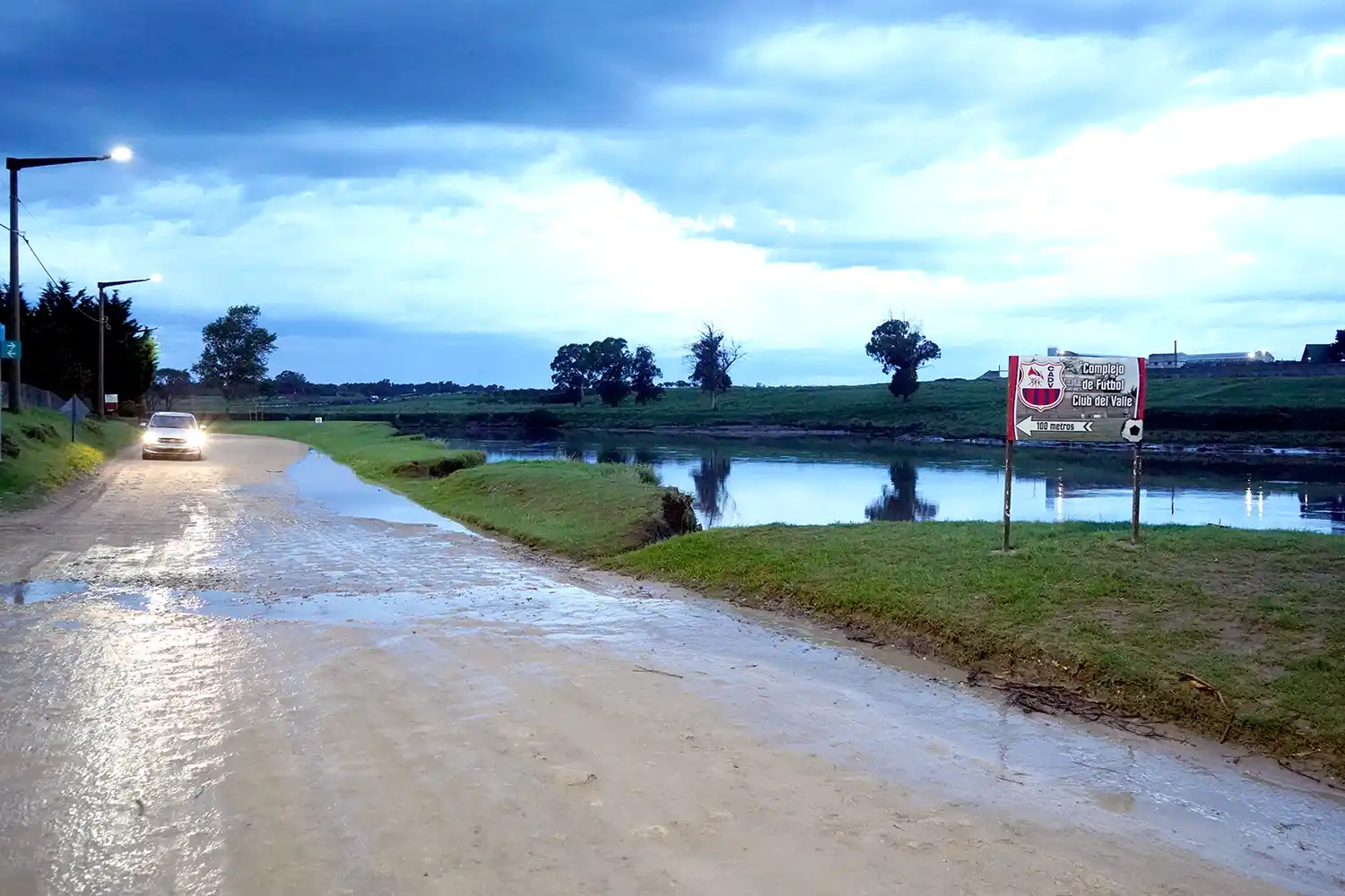 Por la lluvia. El río más crecido y algunas acumulaciones de agua en el camino ribereño